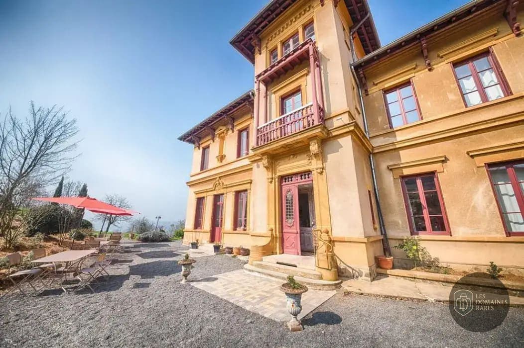 Vue extérieure de l'hôtel Hotel Le Place Neuve à Brullioles en Auvergne-Rhône-Alpes