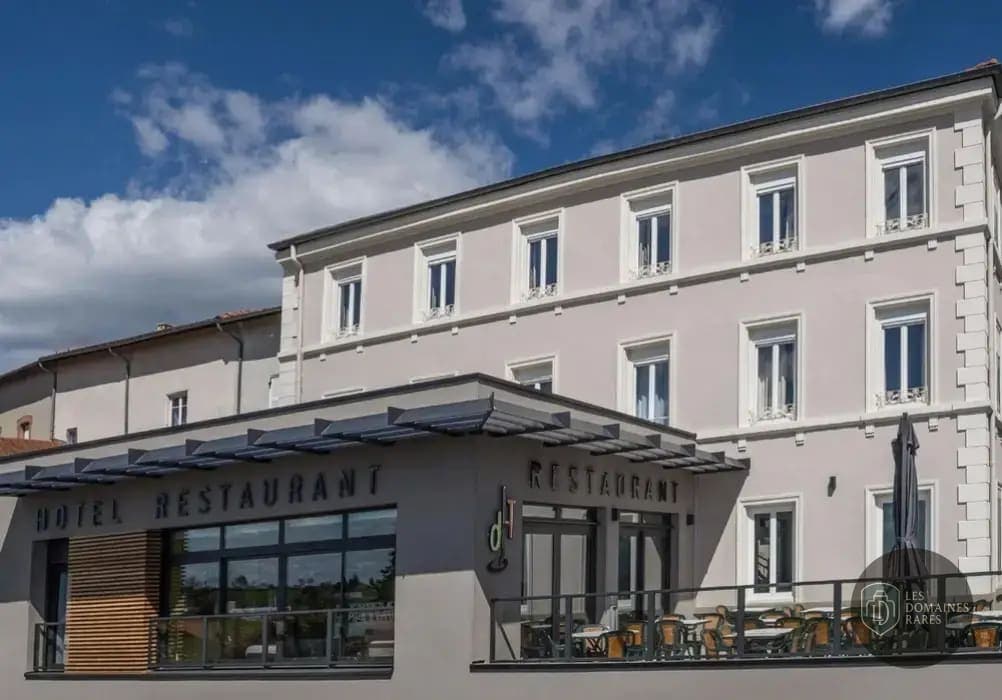 Vue extérieure de l'hôtel Hotel Le Place Neuve à Brullioles en Auvergne-Rhône-Alpes
