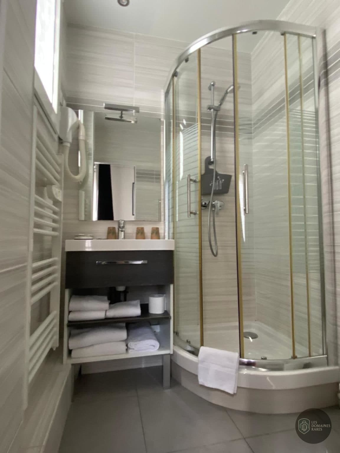 Salle de bain de l'hôtel Hotel Lutetia à Paris en Île-de-France