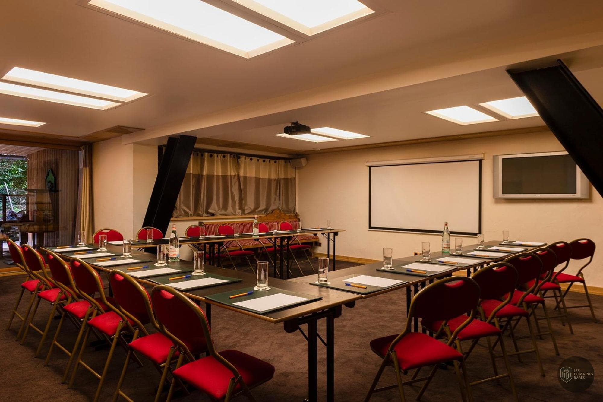 Salle de réunion 1 de l'hôtel Hotel Macchi à Châtel en Auvergne-Rhône-Alpes