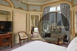 Chambre de l'hôtel Hotel Raphael à Paris en Île-de-France - séminaire paris france coordonnées gps latitude : 48.871220