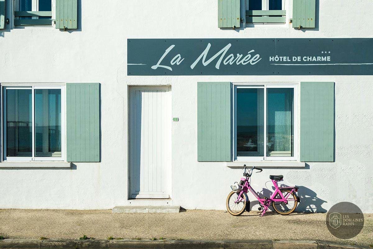Vue extérieure de l'hôtel Hotel de La Maree à Rivedoux en Nouvelle-Aquitaine