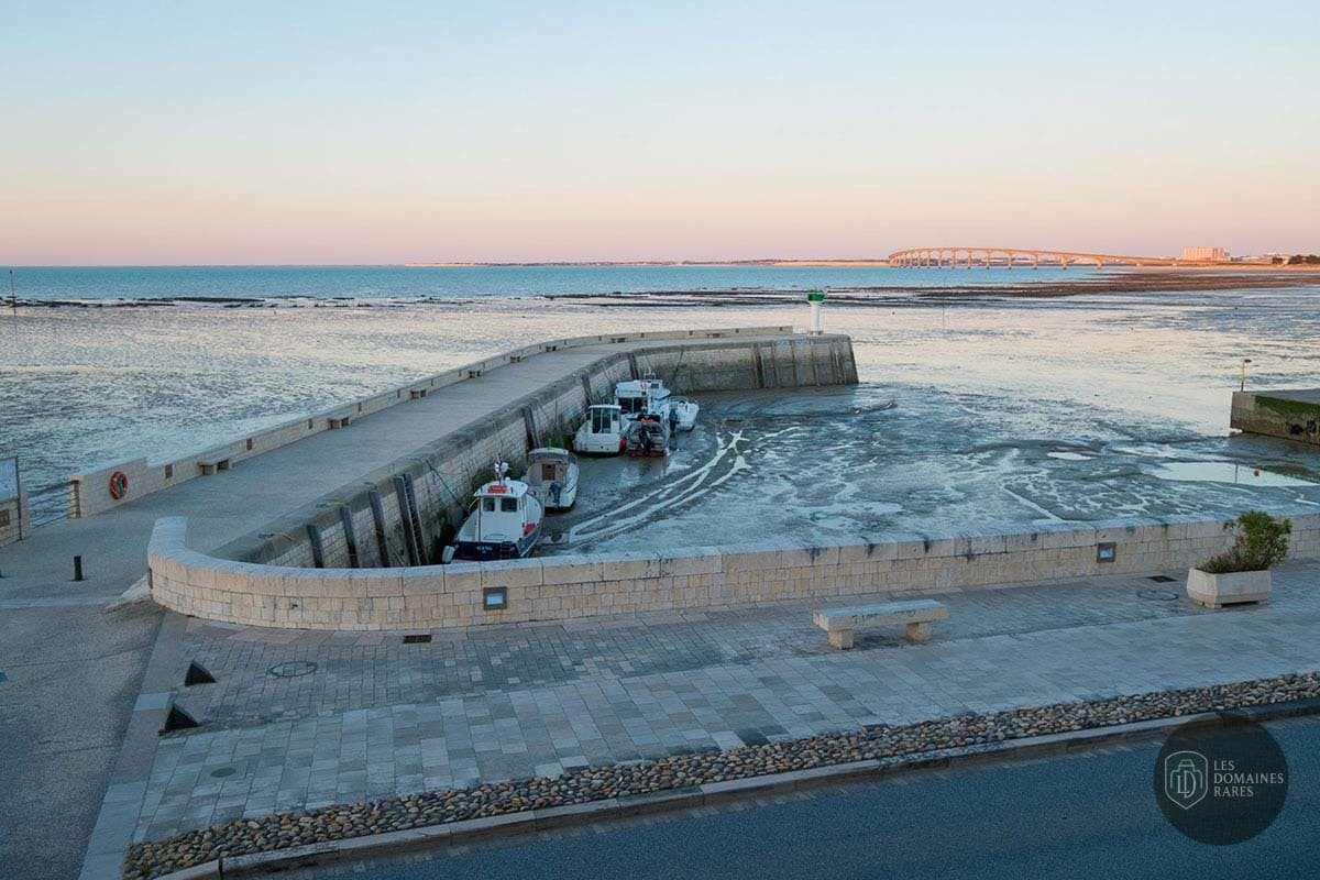 Vue extérieure de l'hôtel Hotel de La Maree à Rivedoux en Nouvelle-Aquitaine