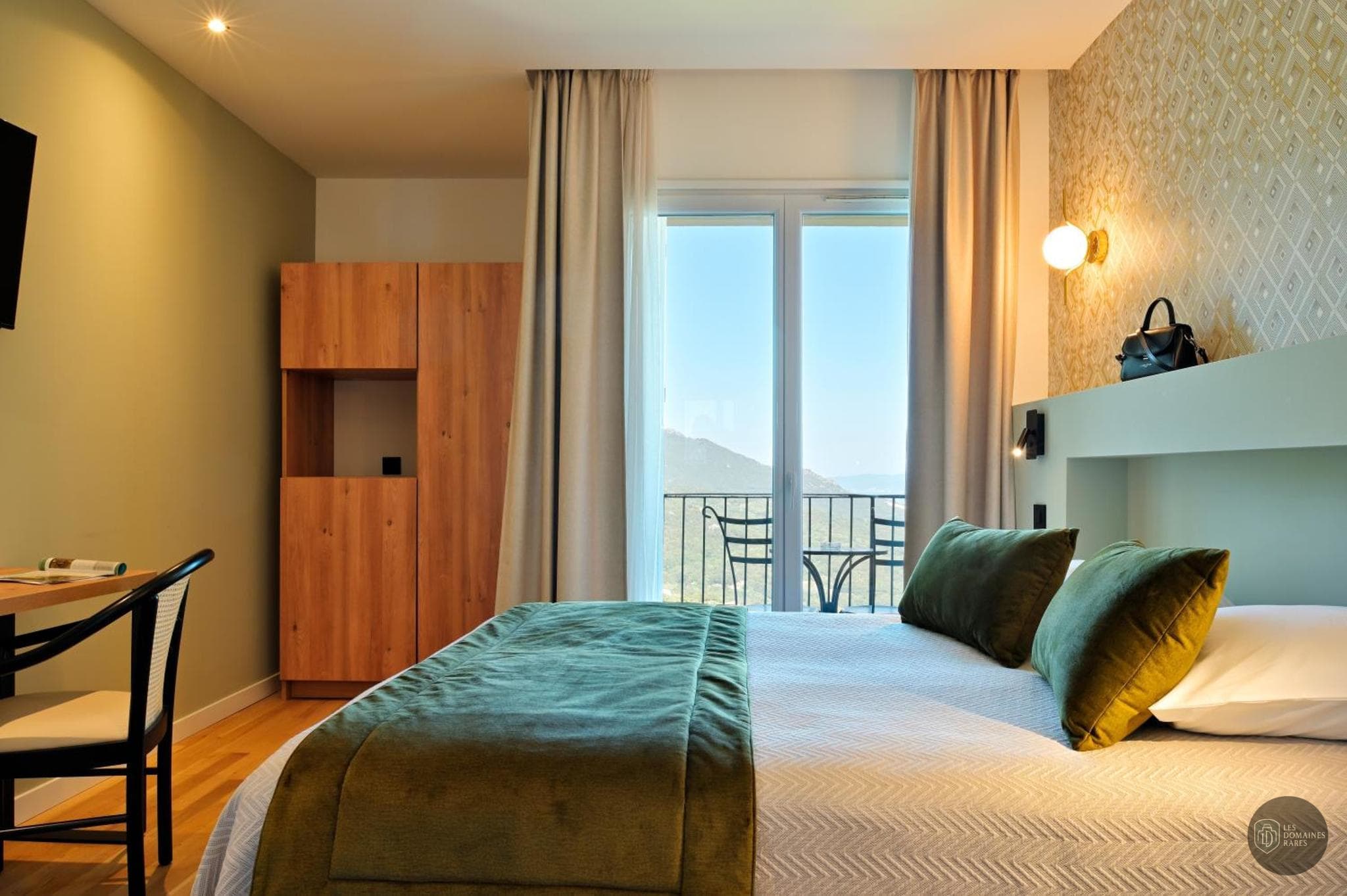 Vue extérieure de l'hôtel Hotel des Roches à Les en Nouvelle-Aquitaine