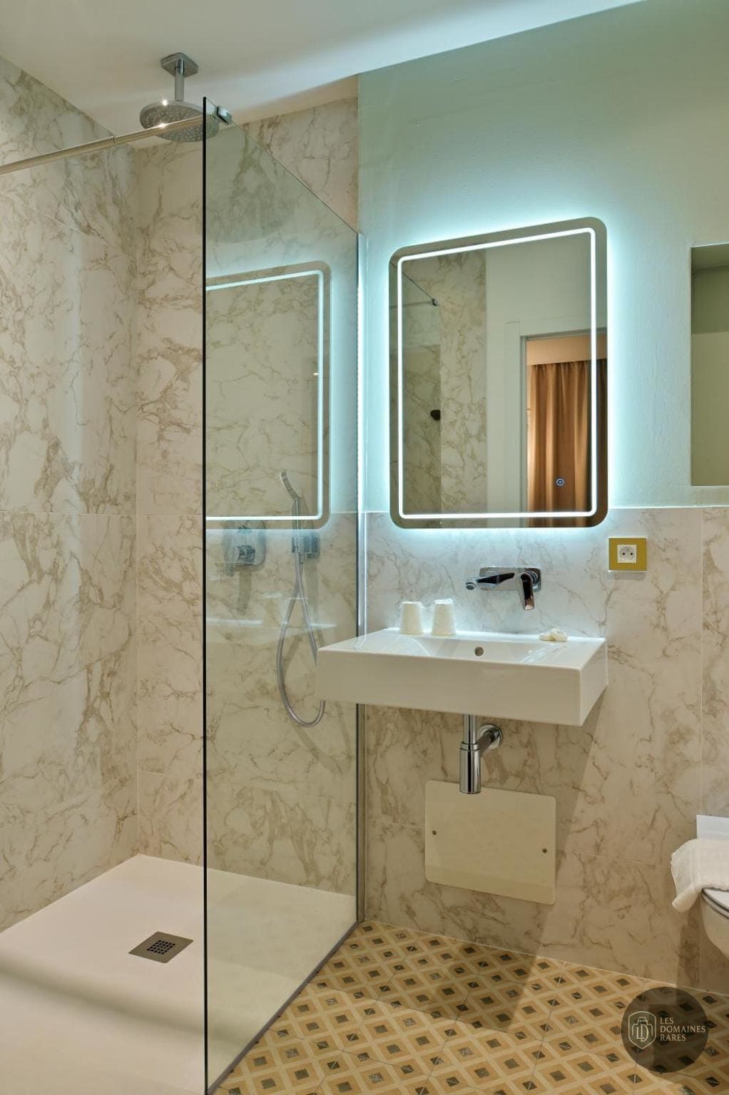 Salle de bain de l'hôtel Hotel des Roches à Les en Nouvelle-Aquitaine