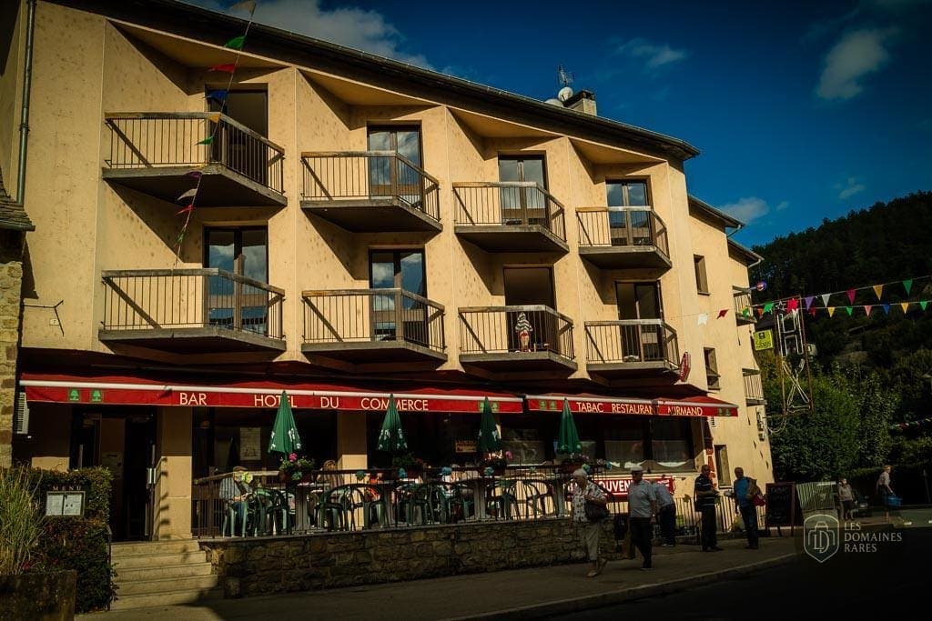 Vue extérieure de l'hôtel Hotel du Commerce à Vaiges en Pays de la Loire