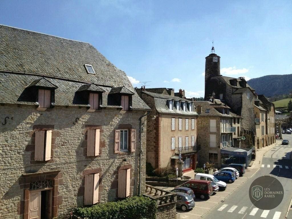 Vue extérieure de l'hôtel Hotel du Commerce à Vaiges en Pays de la Loire