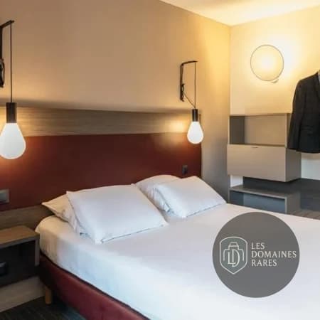Chambre avec lit double et éclairage