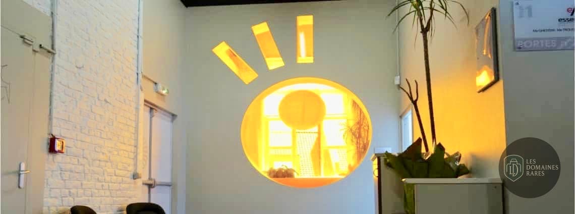 Intérieur avec décoration murale originale