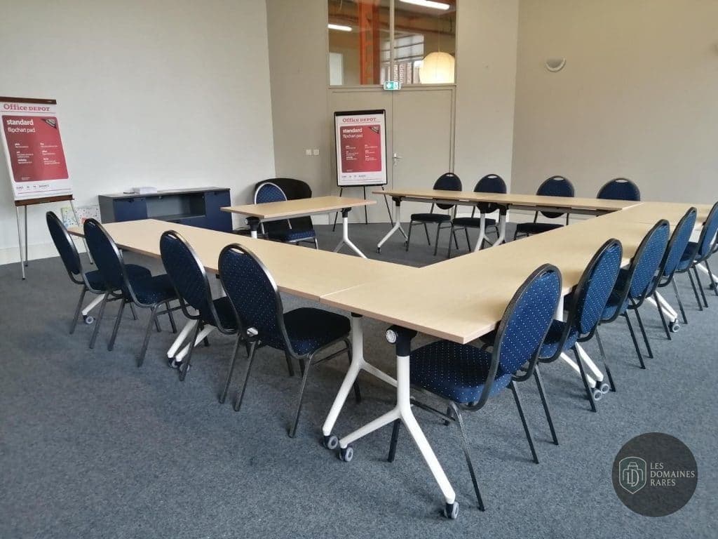 Salle de réunion avec tables en U