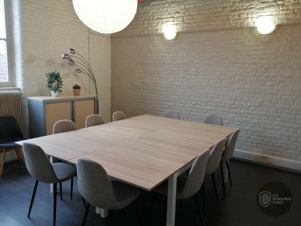 Salle de réunion avec grande table