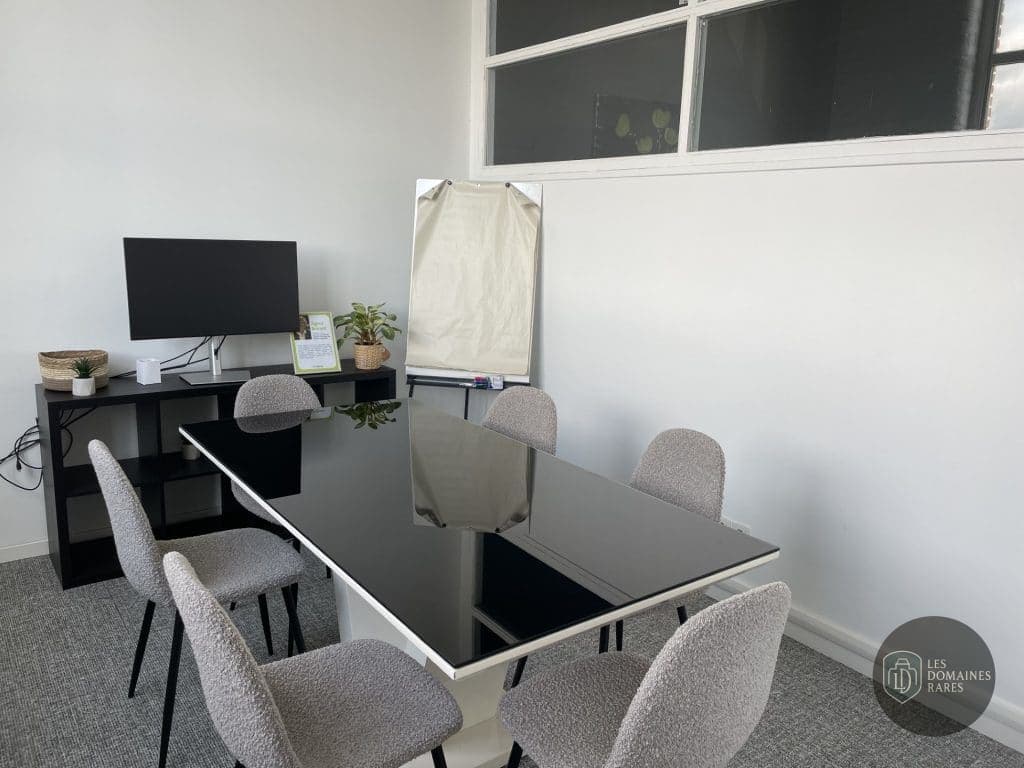 Petite salle de réunion avec écran