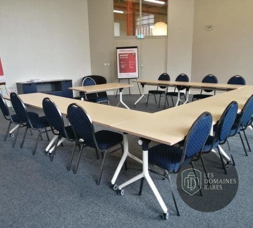 Salle de réunion avec tables en U