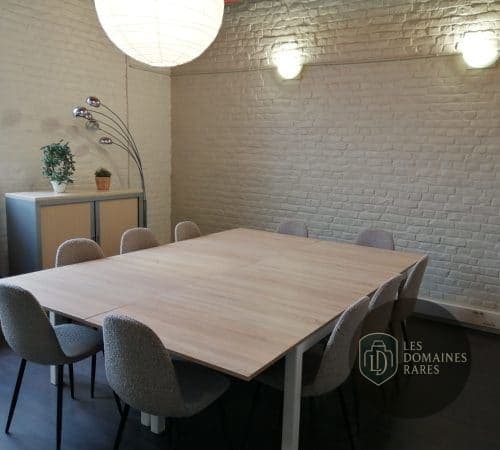Salle de réunion avec grande table