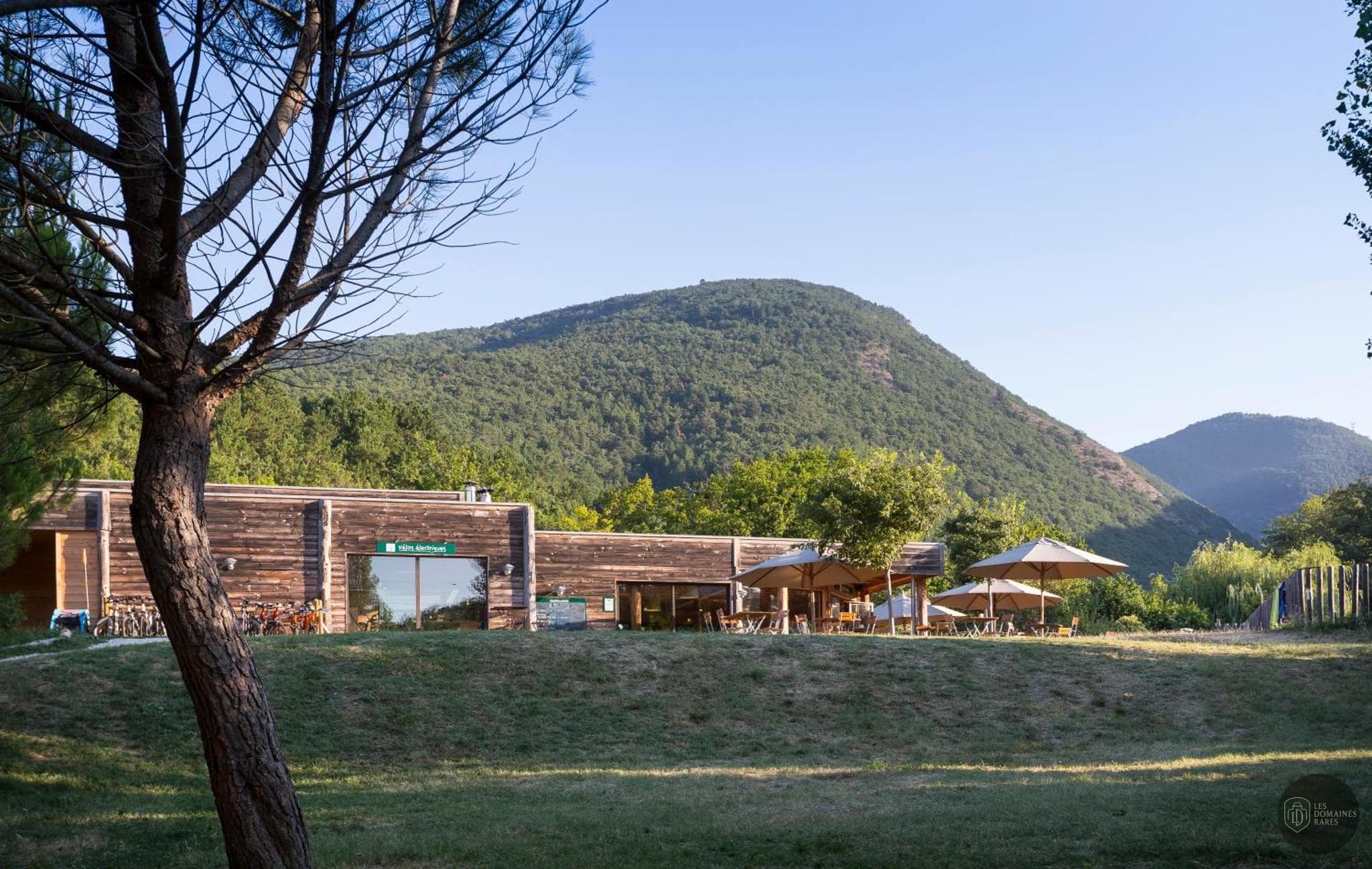 Vue extérieure du moulin Huttopia Dieulefit à Dieulefit en Auvergne-Rhône-Alpes