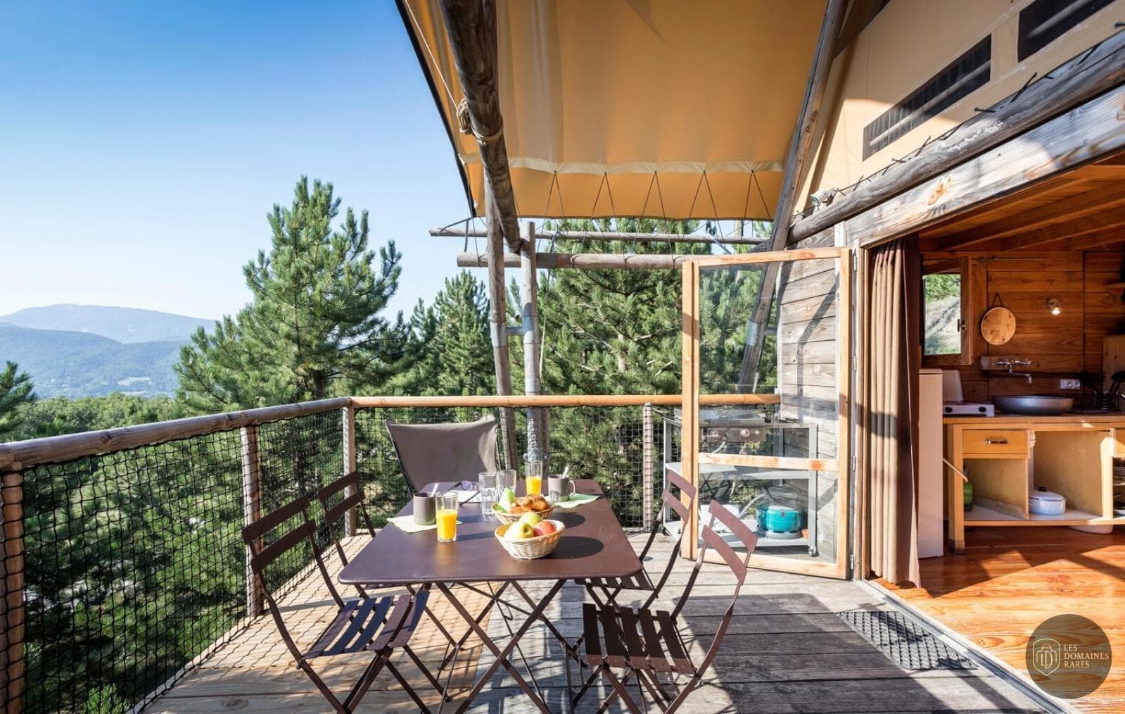 Vue extérieure du moulin Huttopia Dieulefit à Dieulefit en Auvergne-Rhône-Alpes