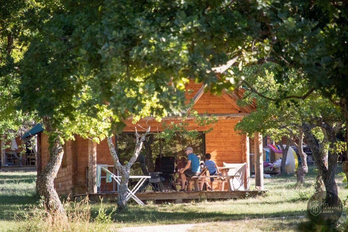 Vue extérieure du moulin Huttopia Dieulefit à Dieulefit en Auvergne-Rhône-Alpes