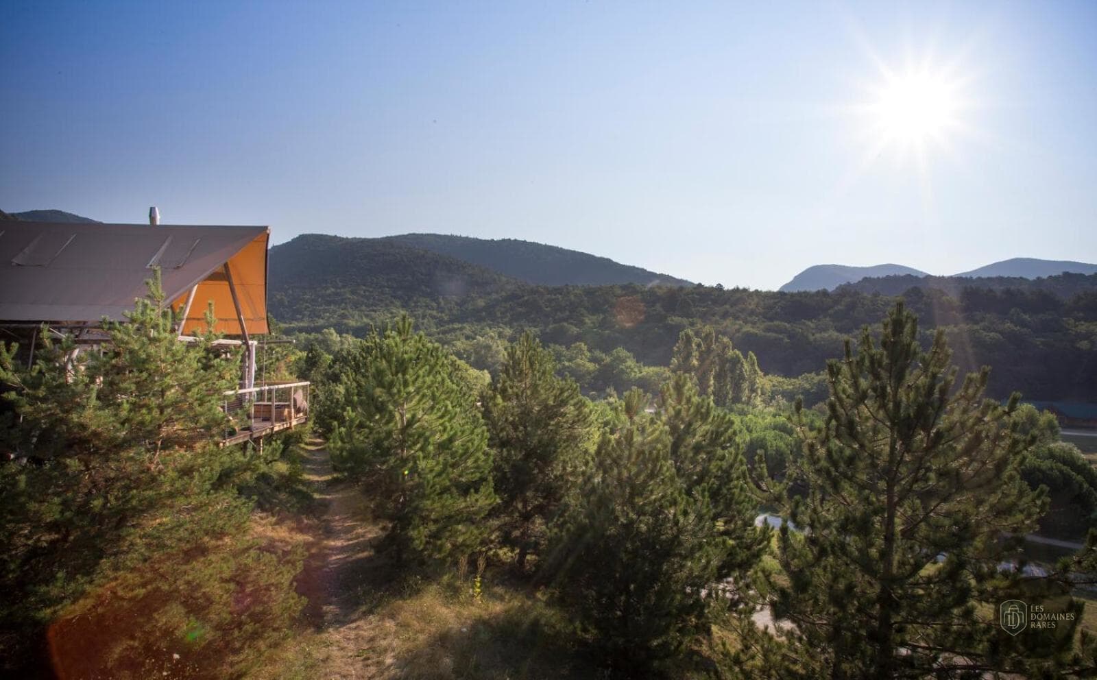 Vue extérieure du moulin Huttopia Dieulefit à Dieulefit en Auvergne-Rhône-Alpes