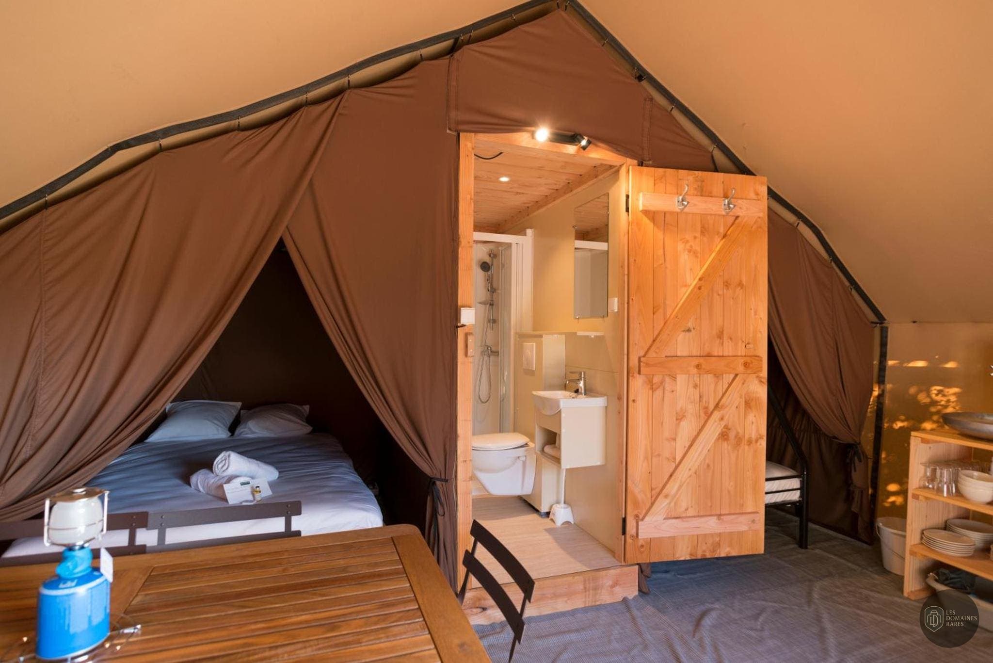 Chambre de l'hébergement Huttopia Lanmary en Nouvelle-Aquitaine - séminaire antonne-et-trigonant