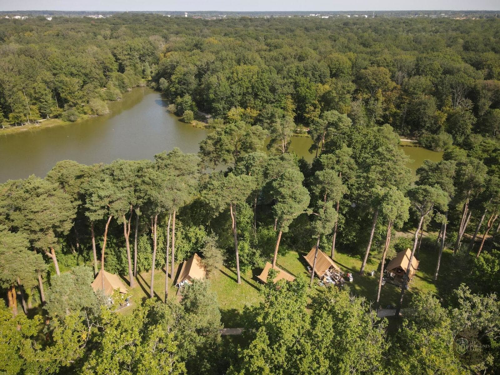 Vue extérieure du lieu Huttopia Rambouillet à Rambouillet en Île-de-France