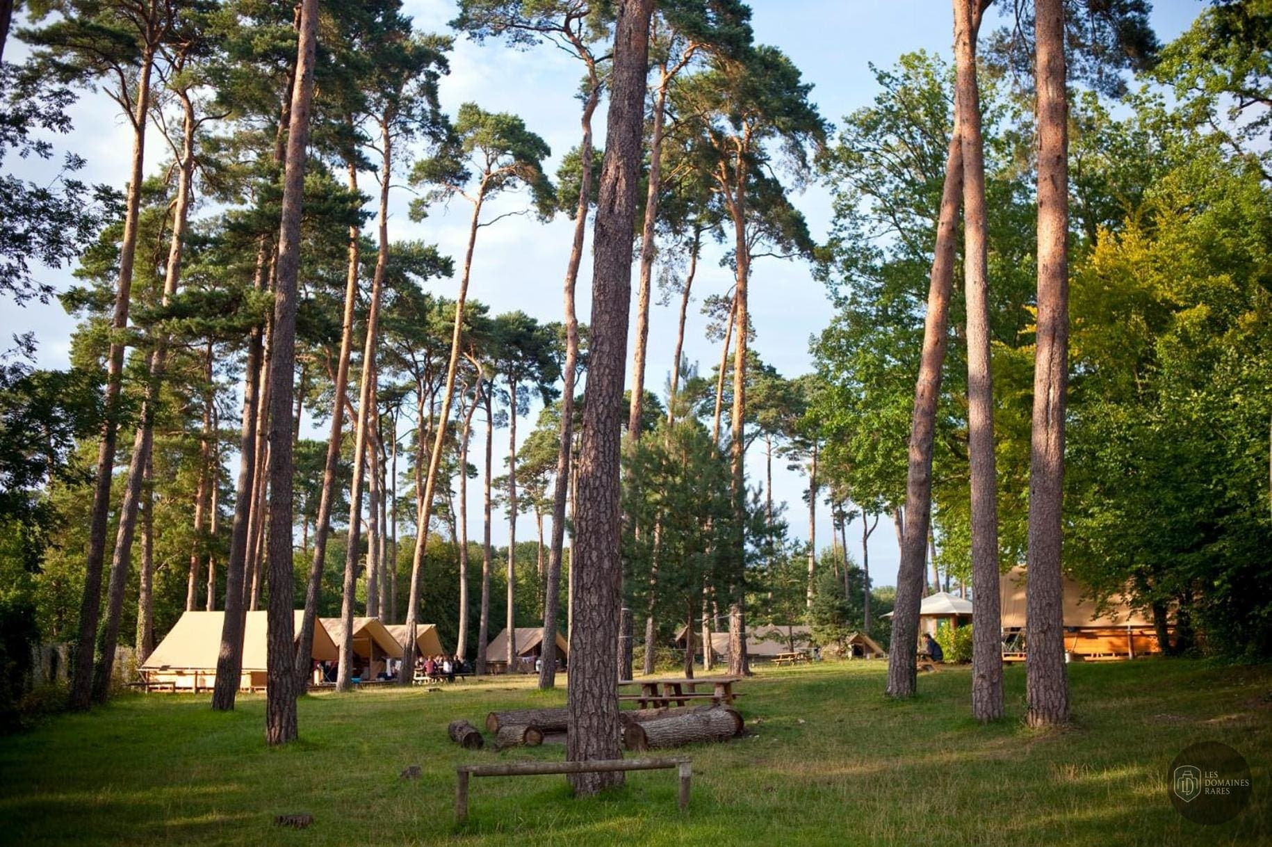 Vue extérieure du lieu Huttopia Rambouillet à Rambouillet en Île-de-France