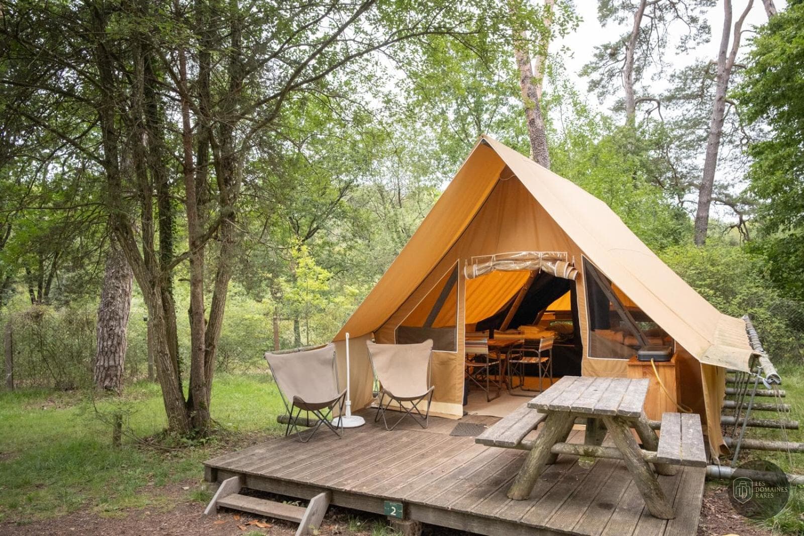 Vue extérieure du lieu Huttopia Rambouillet à Rambouillet en Île-de-France