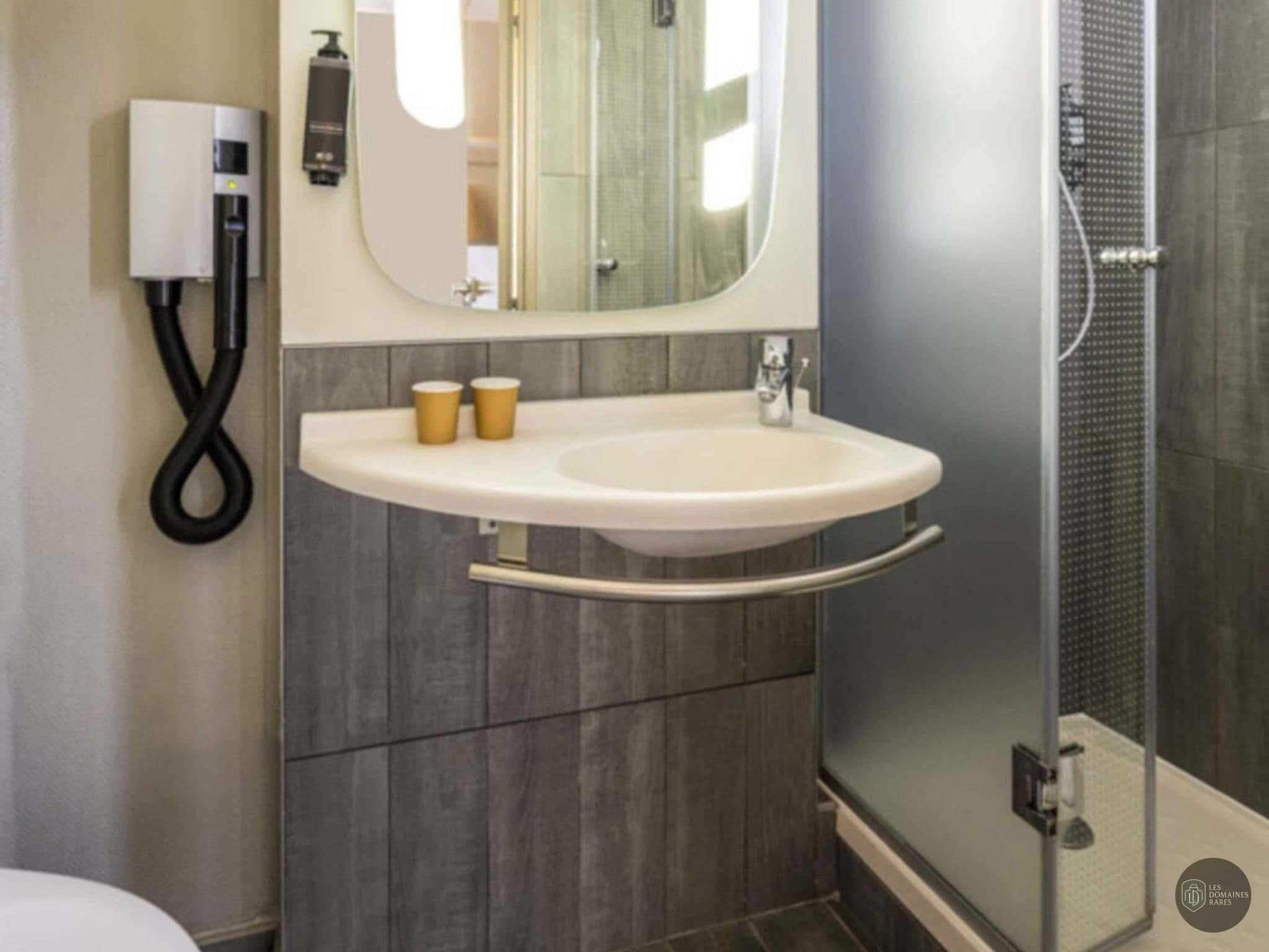 Salle de bain de l'hôtel Ibis Beaune Centre à Beaune en Bourgogne-Franche-Comté
