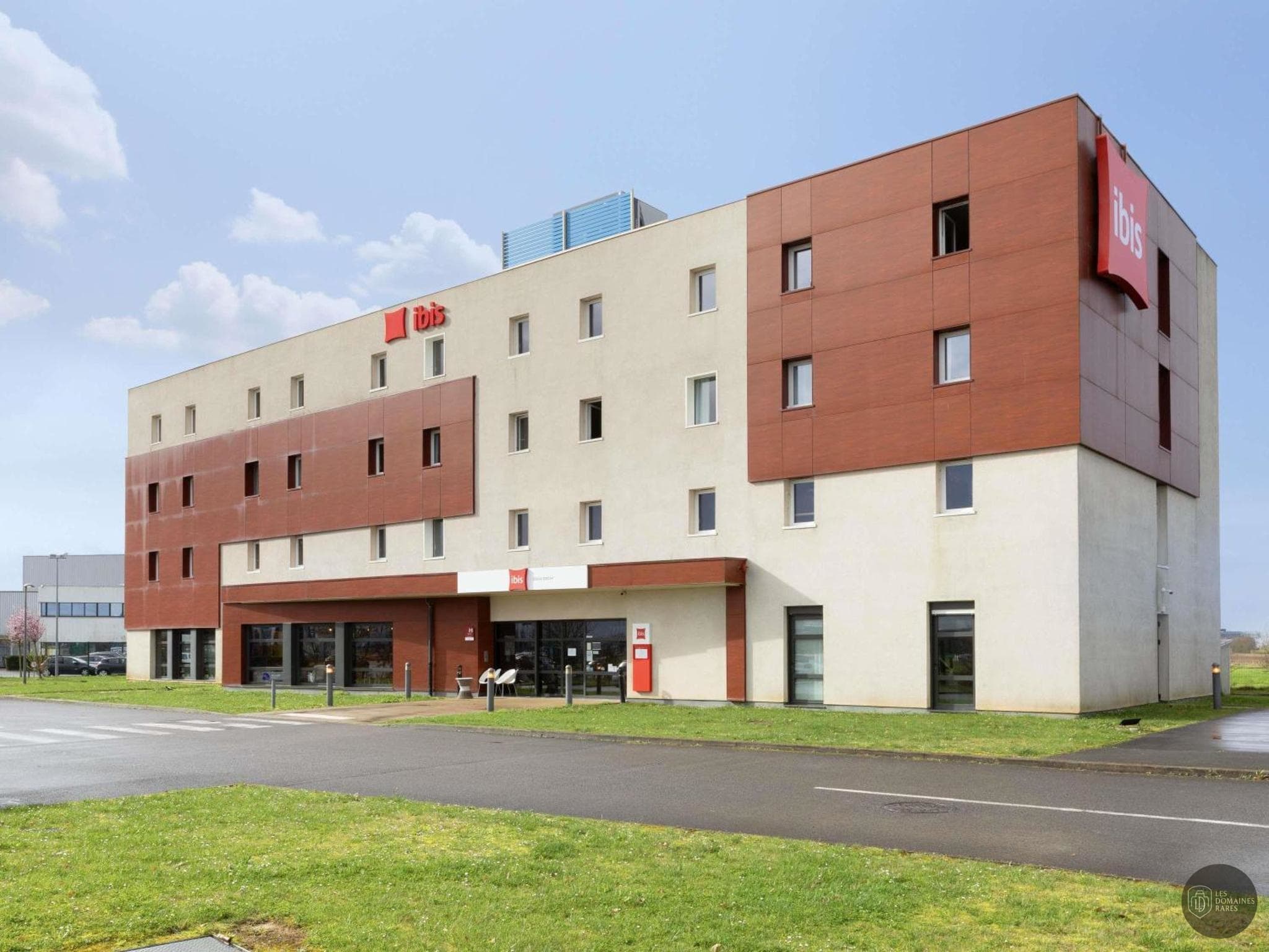 Vue extérieure de l'hôtel Ibis Douai Dechy à Dechy en Hauts-de-France