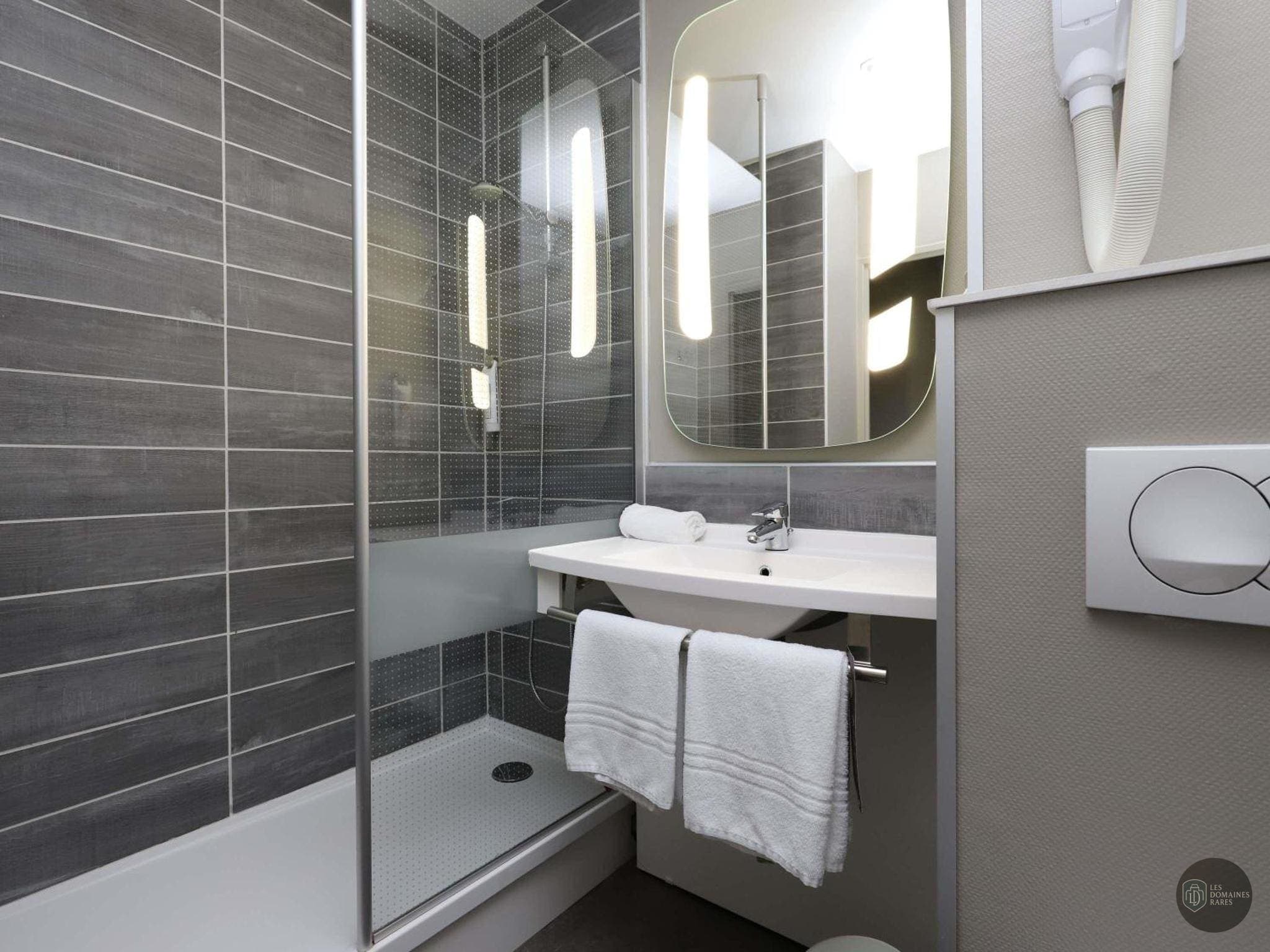 Salle de bain de l'hôtel Ibis Egletons à Egletons en Nouvelle-Aquitaine