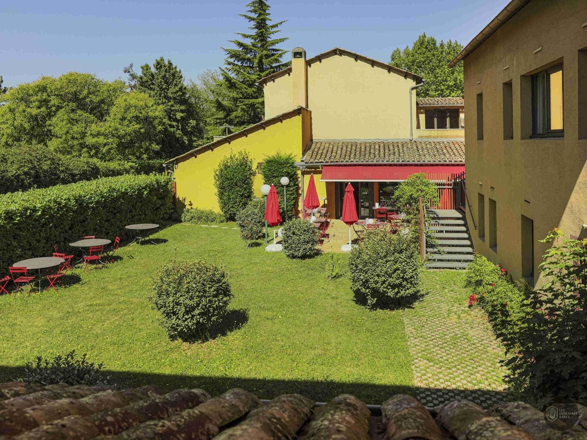 Vue extérieure de l'hôtel Ibis Lyon Nord à Dardilly en Auvergne-Rhône-Alpes