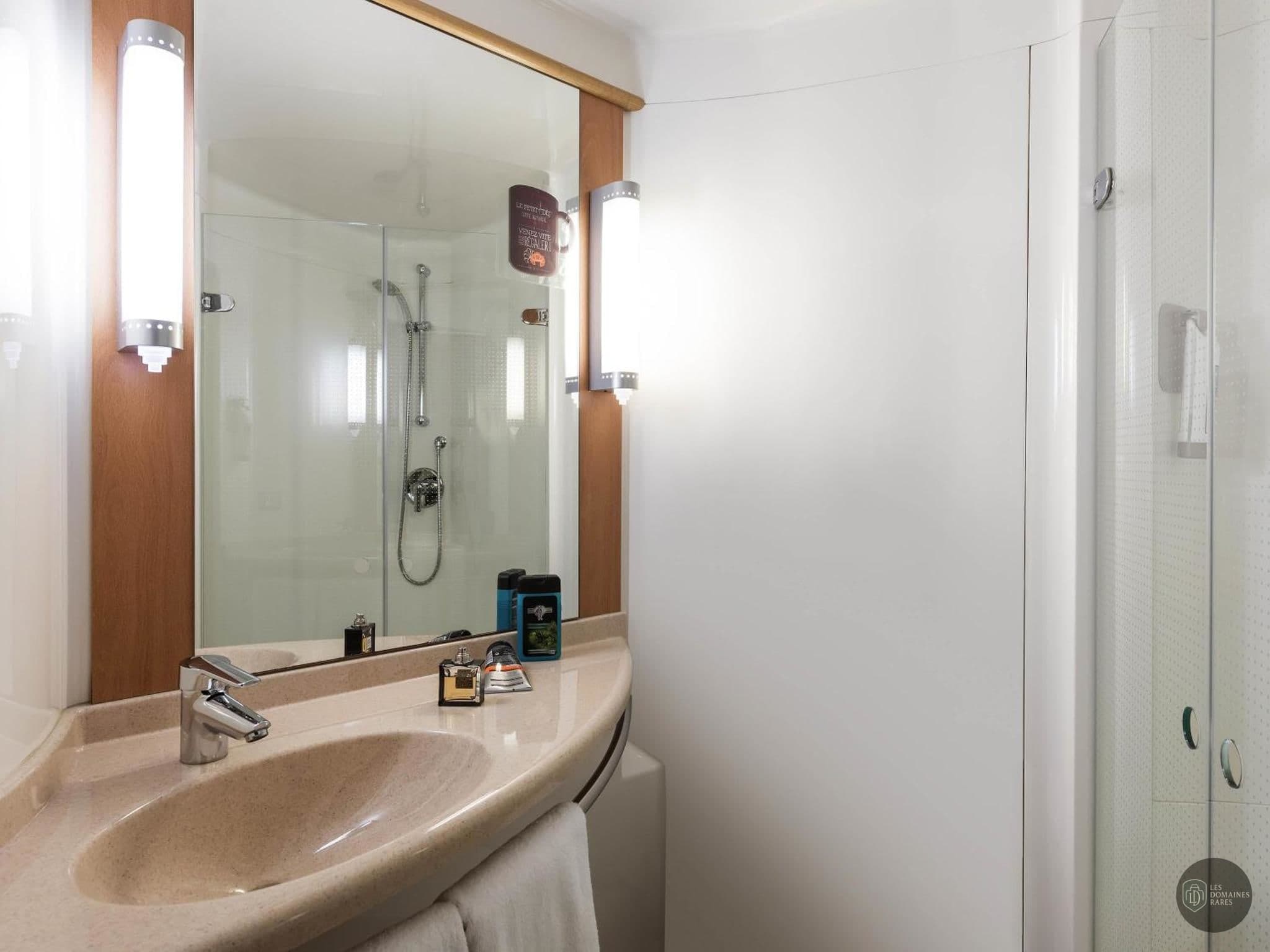 Salle de bain de l'hôtel Ibis Montbéliard à Montbeliard en Bourgogne-Franche-Comté