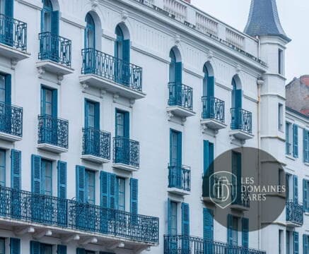 Façade d'un hôtel avec balcons