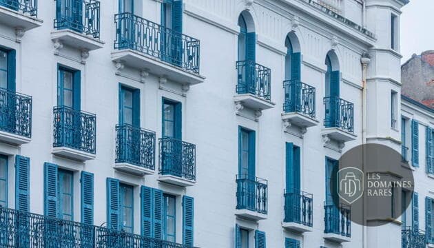 Façade de l'immeuble avec balcons