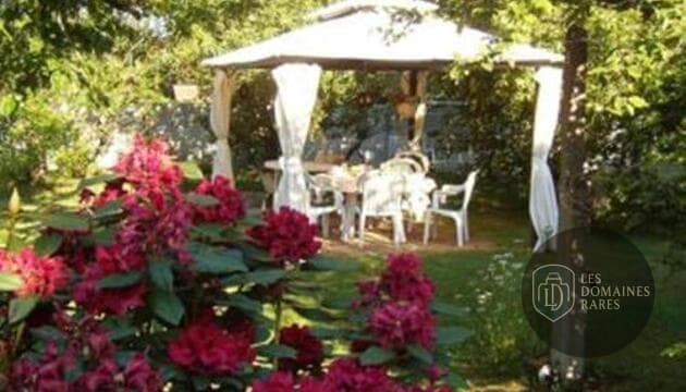 Jardin avec tonnelle et table