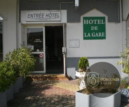 Entrée d'un hôtel avec signalétique