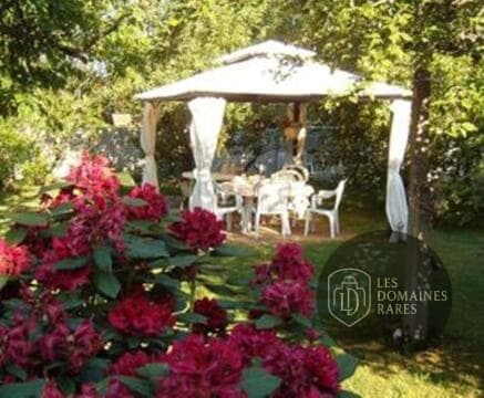 Pavillon de jardin avec table et chaises