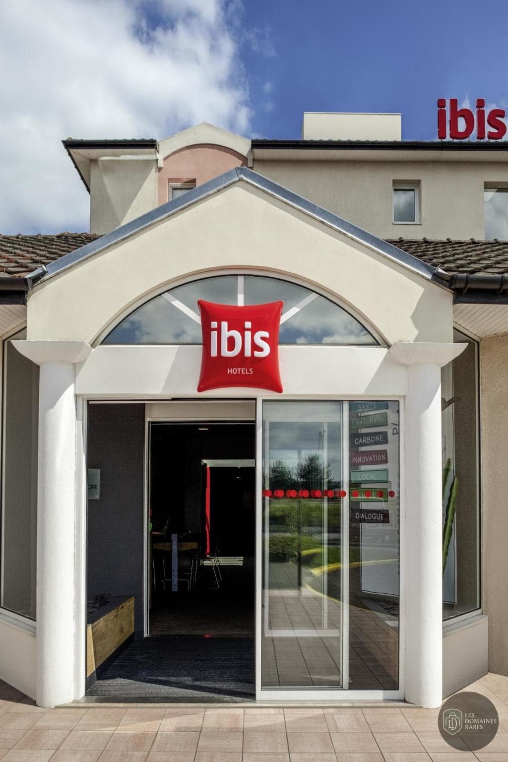 Vue extérieure de l'hôtel Ibis Pau Lescar à Lescar en Nouvelle-Aquitaine