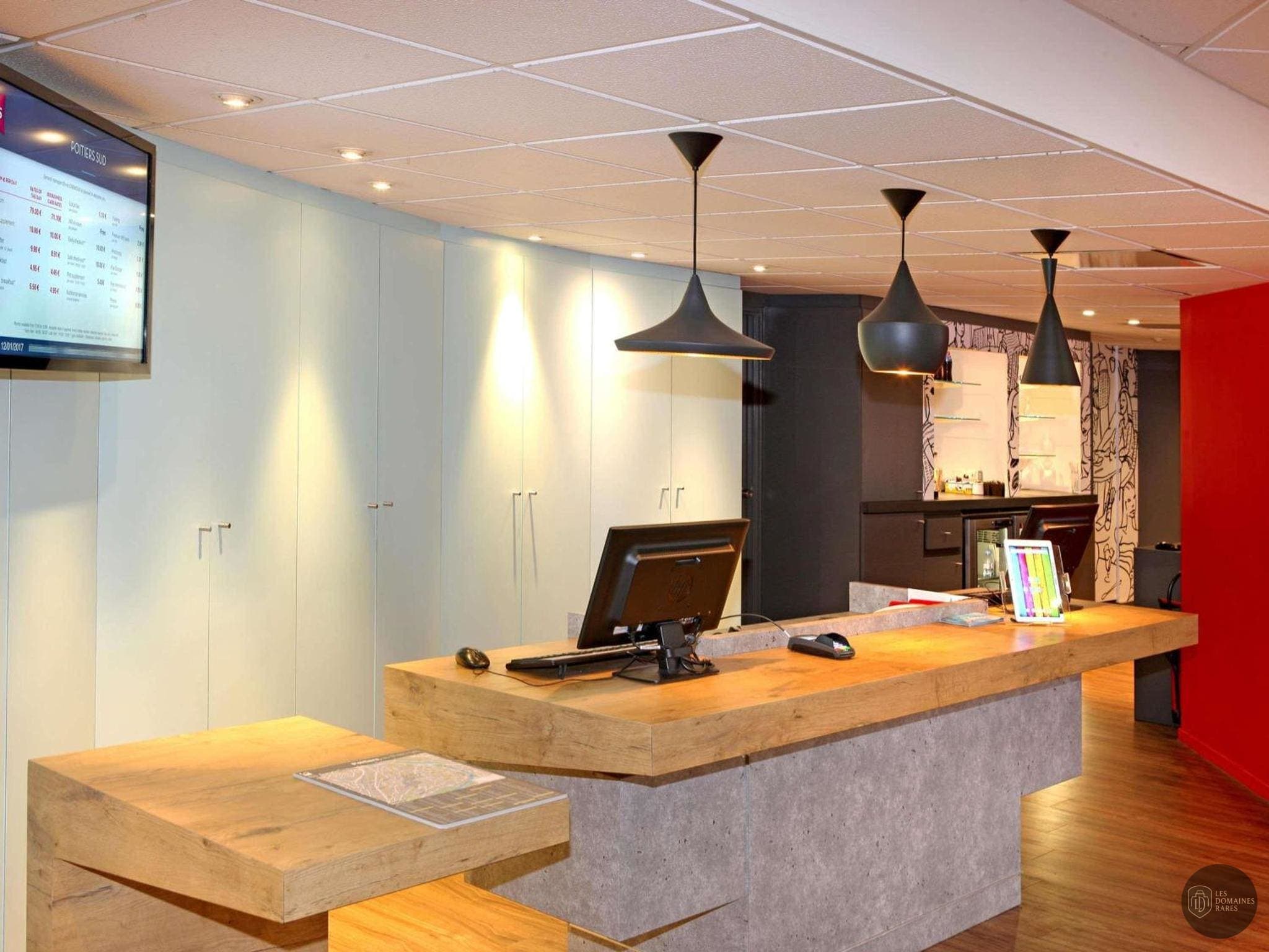 Vue extérieure de l'hôtel Ibis Poitiers Sud à Poitiers en Nouvelle-Aquitaine