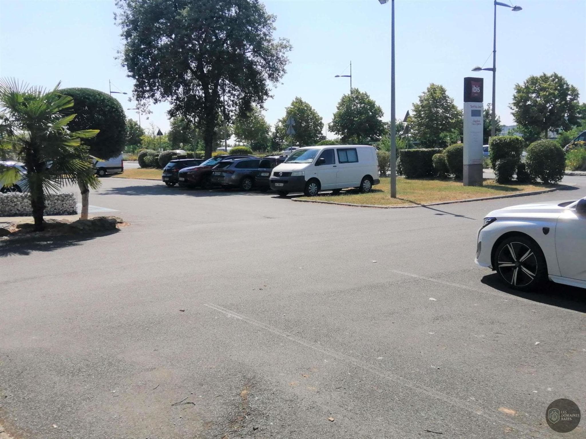 Vue extérieure de l'hôtel Ibis Poitiers Sud à Poitiers en Nouvelle-Aquitaine