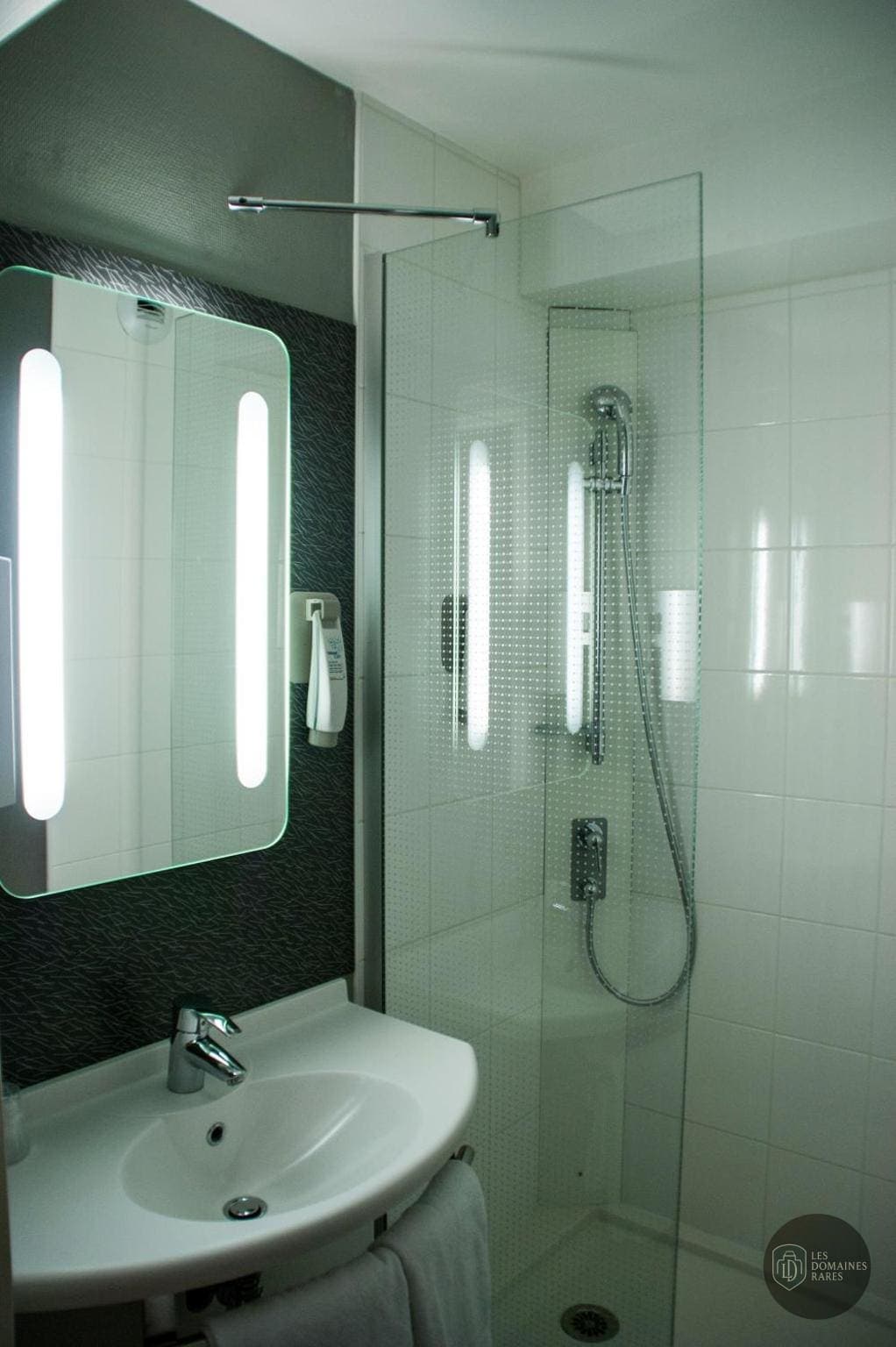 Salle de bain de l'hôtel Ibis Rambouillet à Rambouillet en Île-de-France