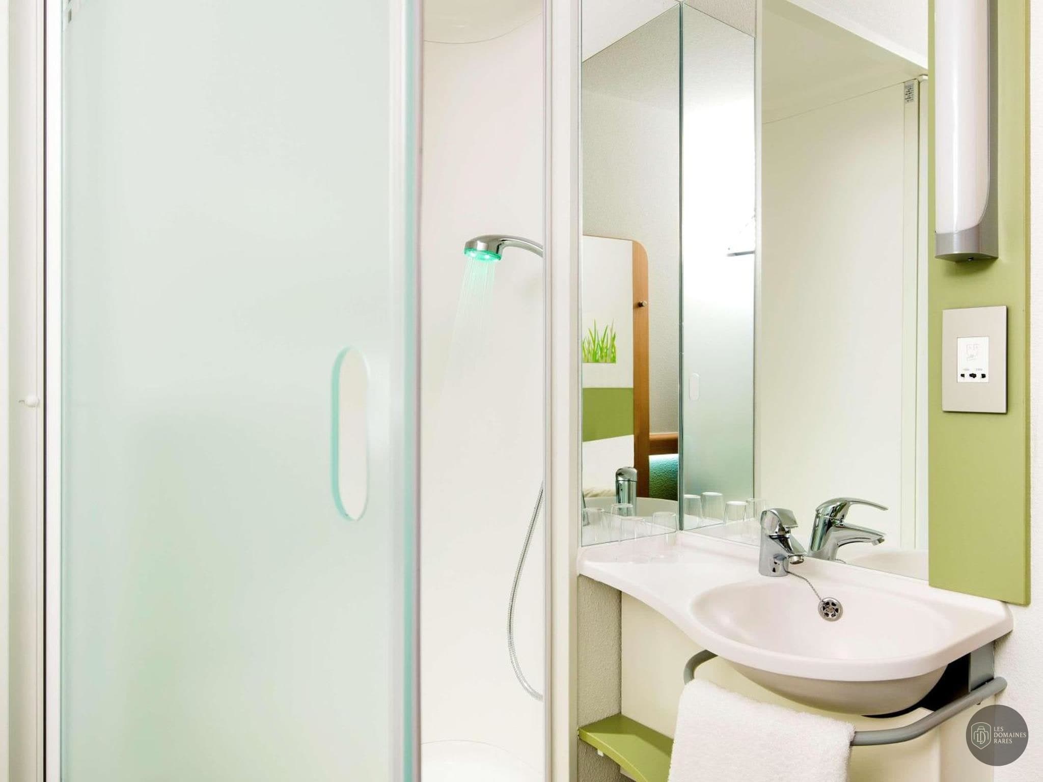 Salle de bain de l'hôtel Ibis Roanne à Le en Auvergne-Rhône-Alpes