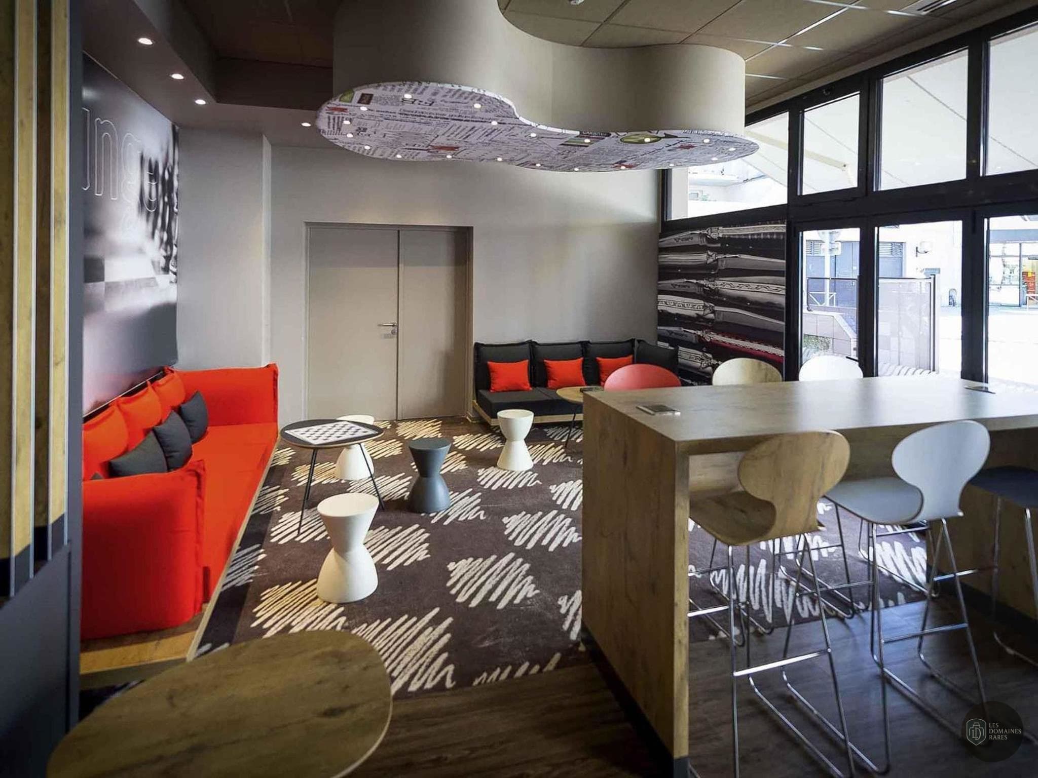 Espace intérieur du domaine Ibis Rodez Centre à Rodez en Occitanie