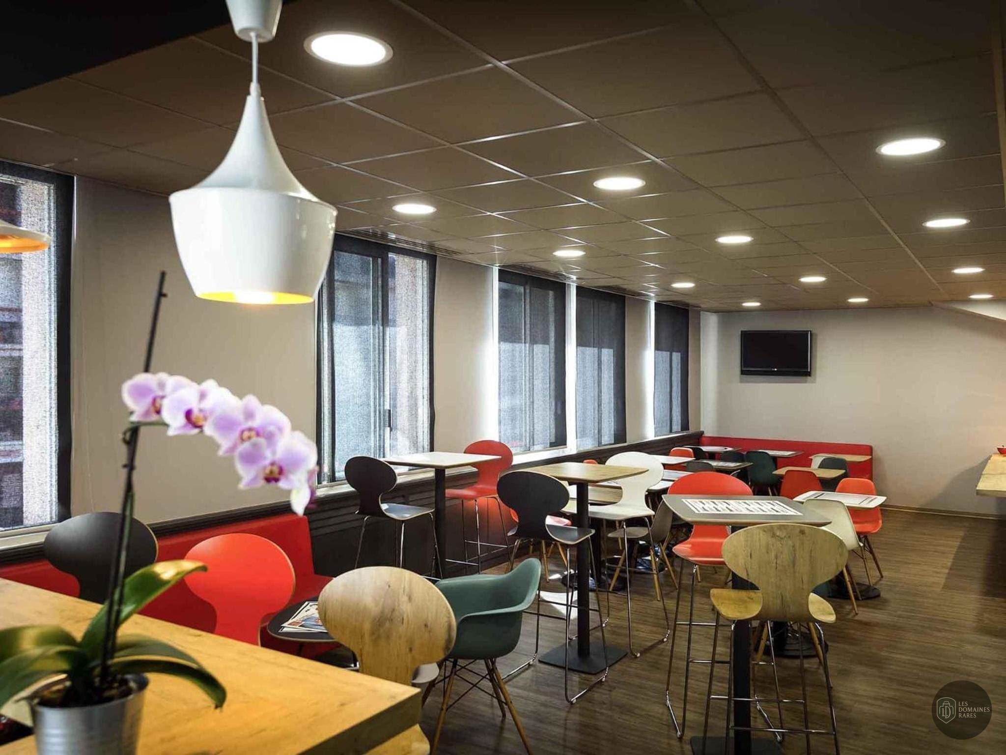 Espace intérieur du domaine Ibis Rodez Centre à Rodez en Occitanie