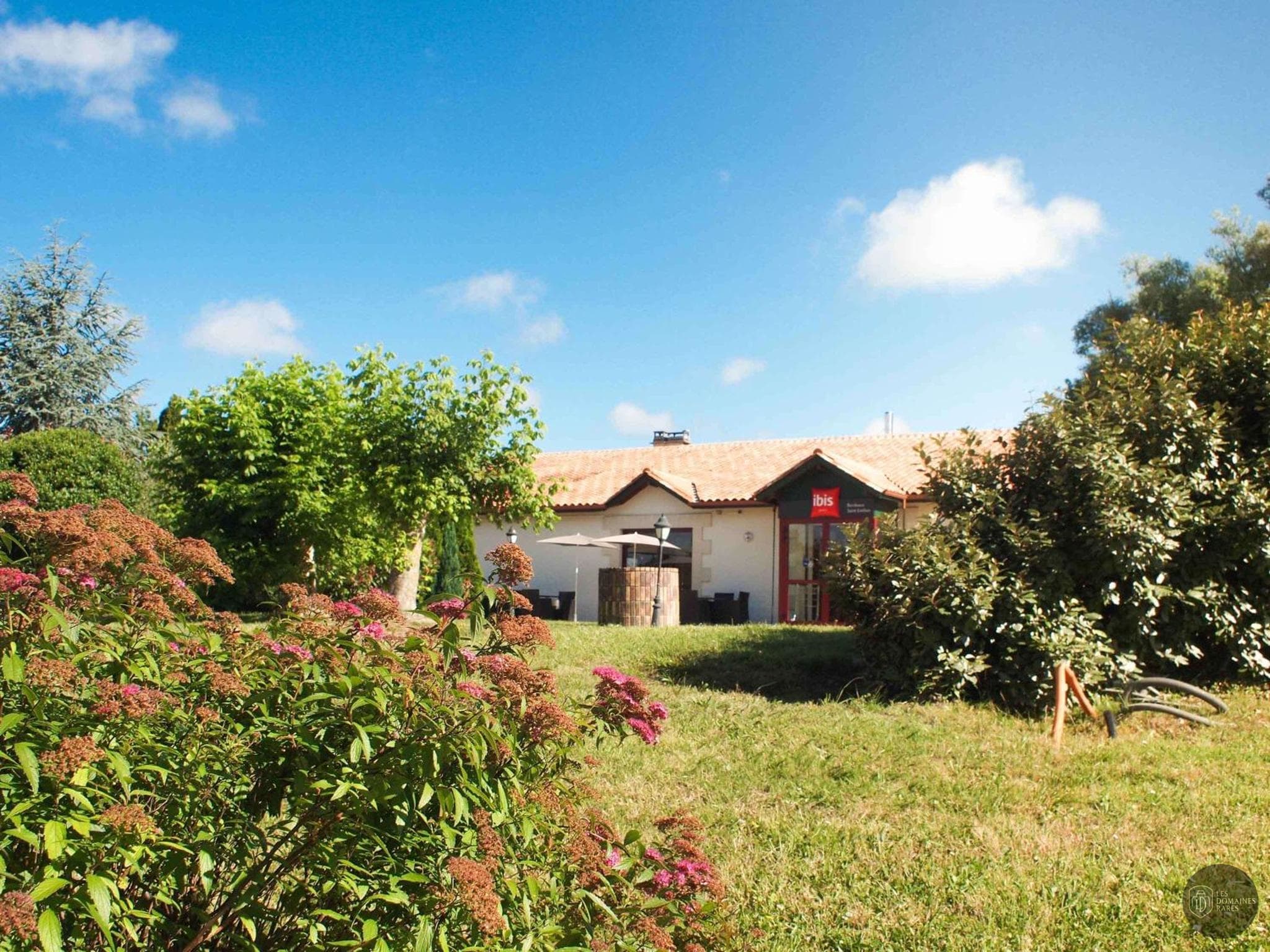 Vue extérieure de l'hôtel Ibis Saint-Emilion en Nouvelle-Aquitaine