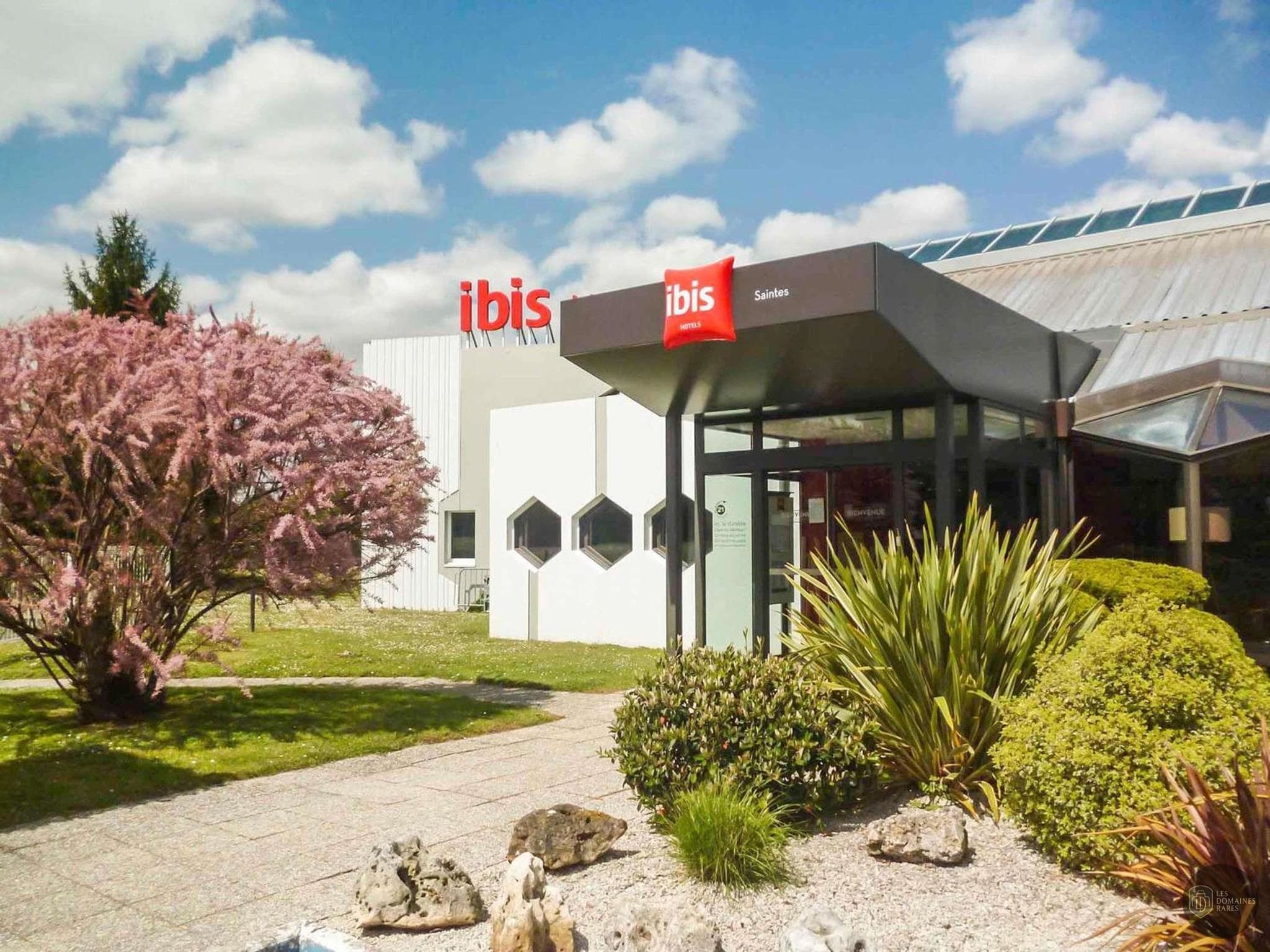 Vue extérieure de l'hôtel Ibis Saintes en Nouvelle-Aquitaine