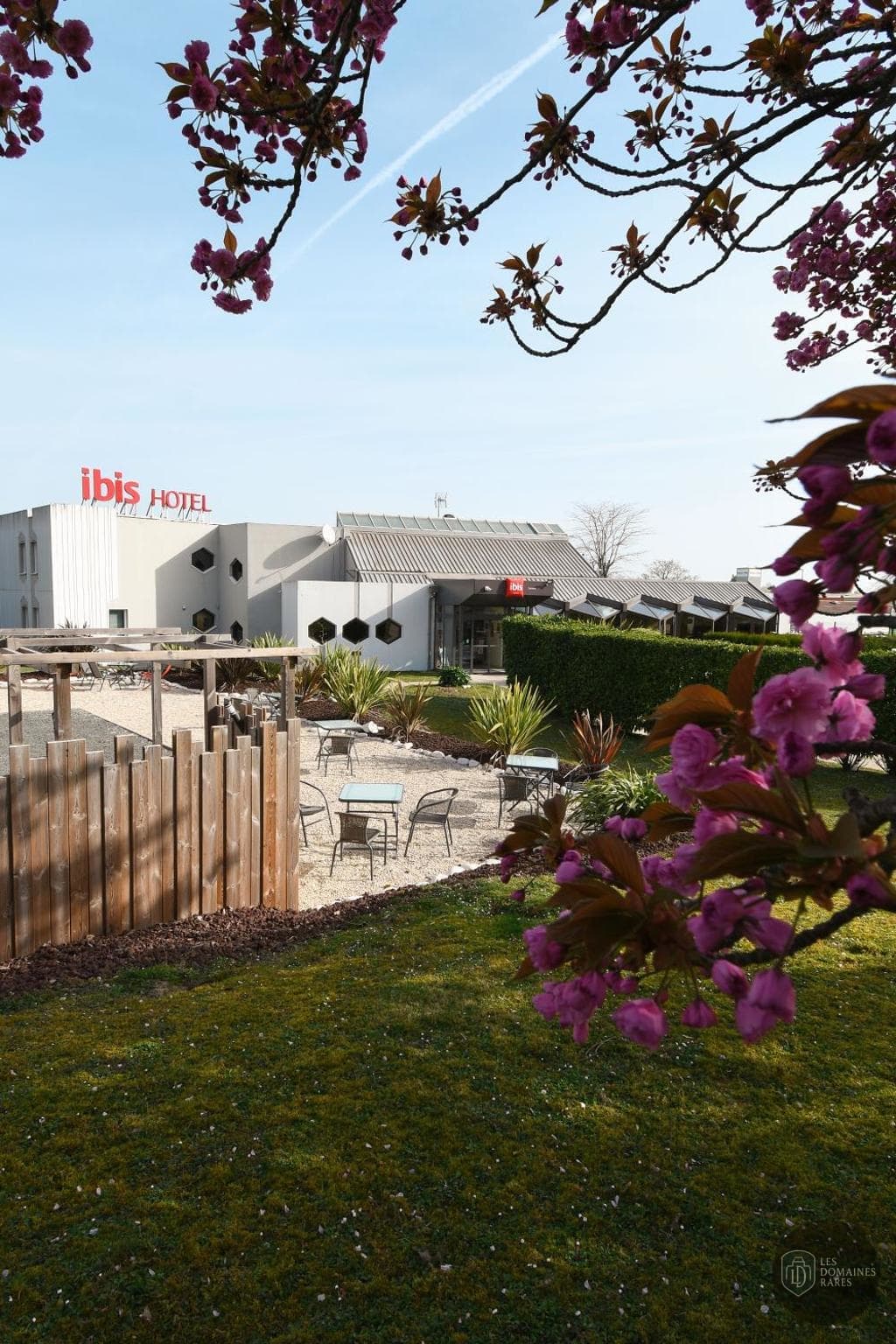 Vue extérieure de l'hôtel Ibis Saintes en Nouvelle-Aquitaine