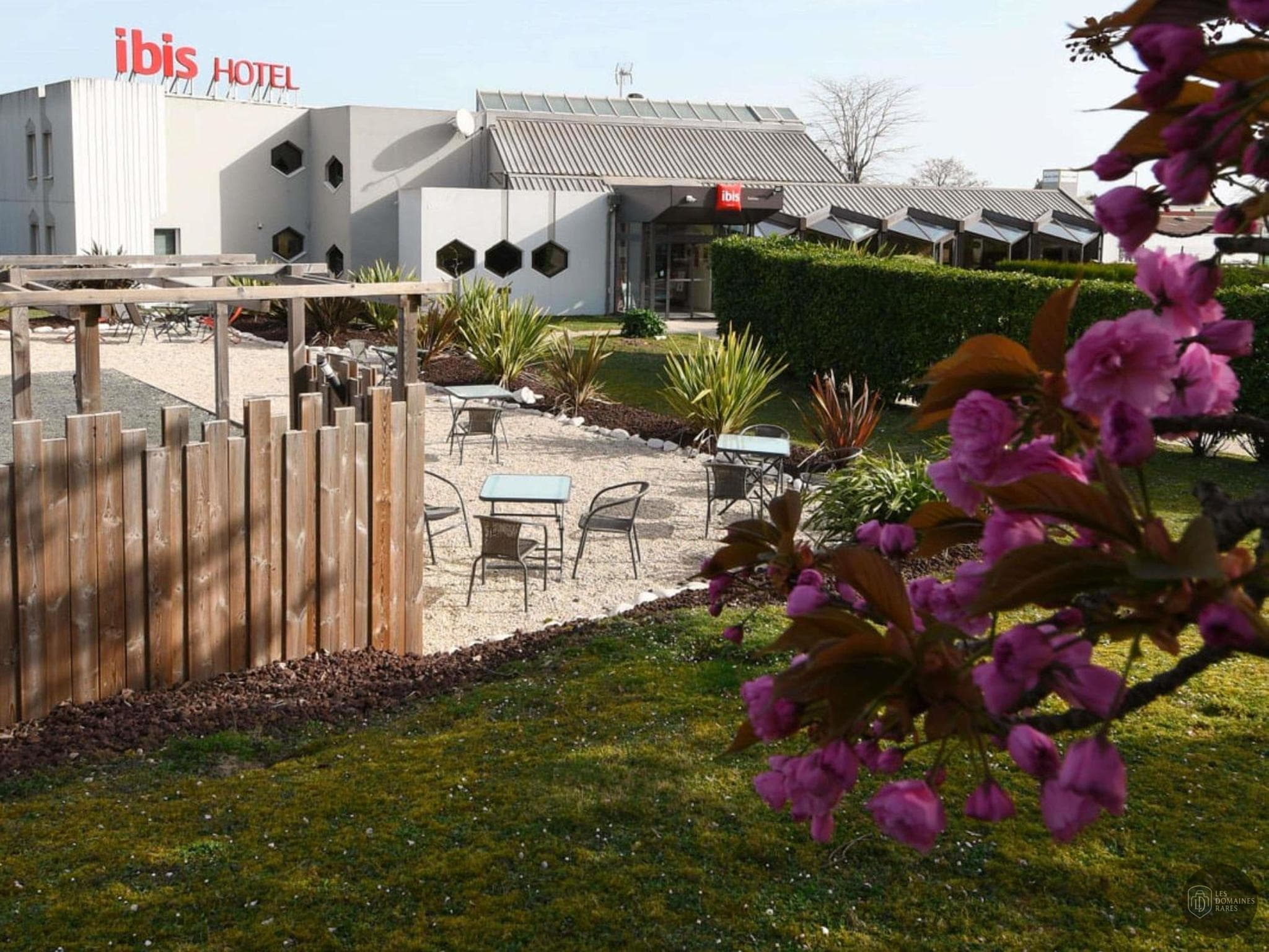 Vue extérieure de l'hôtel Ibis Saintes en Nouvelle-Aquitaine