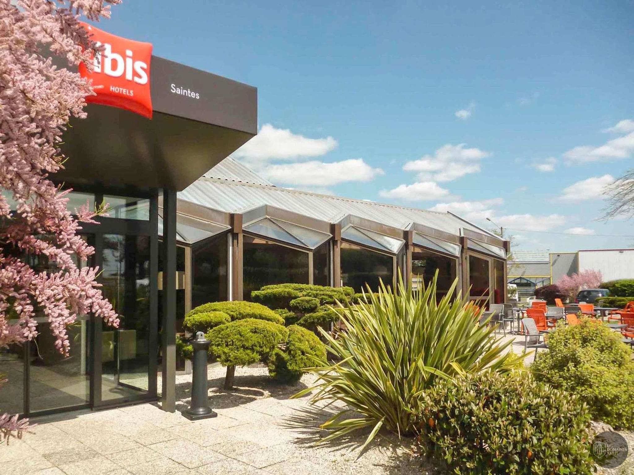 Vue extérieure de l'hôtel Ibis Saintes en Nouvelle-Aquitaine