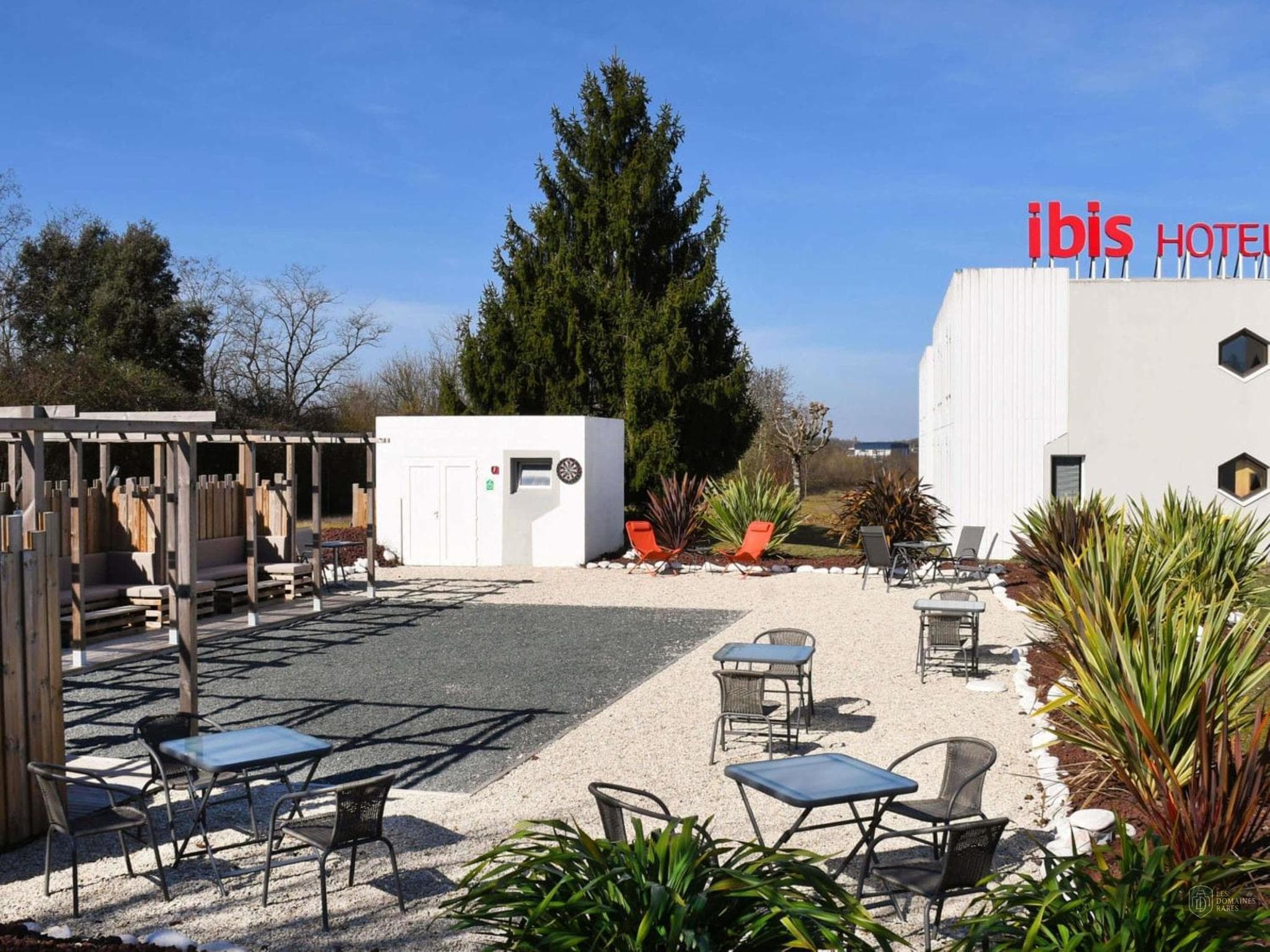 Vue extérieure de l'hôtel Ibis Saintes en Nouvelle-Aquitaine