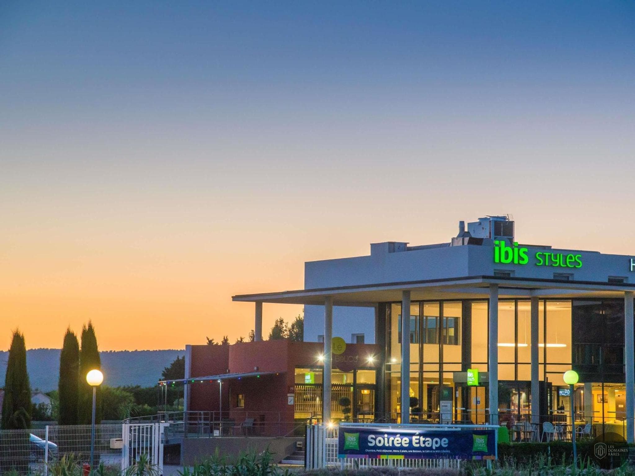 Vue extérieure du château Ibis Styles Pertuis à Pertuis en Provence-Alpes-Côte d'Azur